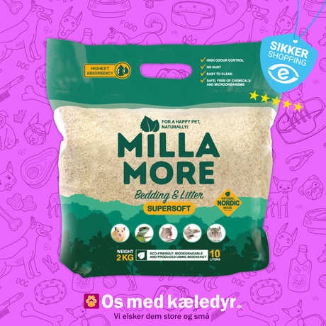 En pose Bøgeflis, MillaMoore supersoft 2kg, strøelse til mindre kæledyr hundefoder på lilla baggrund.