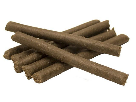 En gruppe Hunde Godbidder til hunden (tikki bløde tyggeruller) klæber på en hvid baggrund, perfekt egnet til hunde, der nyder tyggeruller. Disse Tikki sticks vil helt sikkert holde dem underholdt og tilfredse.